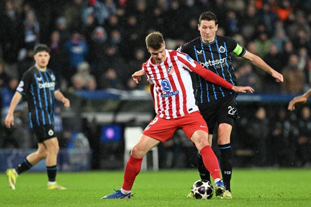 260218 Club Brugge vs Atletico Madrid Alexander Sorloth (9) of Atletico fighting for the ball with Hans Vanaken (20) of Club Brugge during the Uefa Champions League Knock Out play offs first leg in season 2025 - 2026 between Club Brugge KV and Atletico de Madrid on February 18 , 2026 in Brugge, Belgium. (Photo by David Catry Isosport) Brugge Belgium  Copyright: xDavidxCatryx 20260218DC2_5180