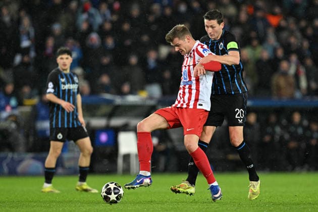 260218 Club Brugge vs Atletico Madrid Alexander Sorloth (9) of Atletico fighting for the ball with Hans Vanaken (20) of Club Brugge during the Uefa Champions League Knock Out play offs first leg in season 2025 - 2026 between Club Brugge KV and Atletico de Madrid on February 18 , 2026 in Brugge, Belgium. (Photo by David Catry Isosport) Brugge Belgium  Copyright: xDavidxCatryx 20260218DC2_5185