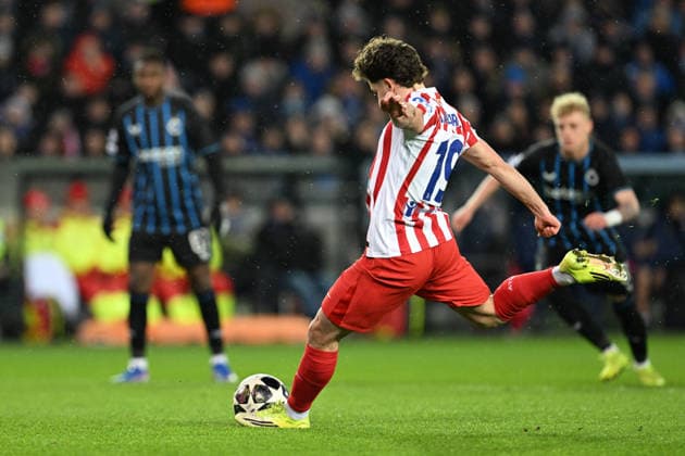 260218 Club Brugge vs Atletico Madrid Julian Alvarez (19) of Atletico scores the 0-1 goal from penalty during the Uefa Champions League Knock Out play offs first leg in season 2025 - 2026 between Club Brugge KV and Atletico de Madrid on February 18 , 2026 in Brugge, Belgium. (Photo by David Catry Isosport) Brugge Belgium  Copyright: xDavidxCatryx 20260218DC2_2124