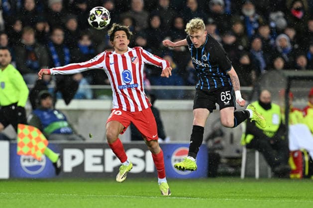 260218 Club Brugge vs Atletico Madrid Giuliano Simeone (20) of Atletico fighting for the ball with Joaquin Seys (65) of Club Brugge during the Uefa Champions League Knock Out play offs first leg in season 2025 - 2026 between Club Brugge KV and Atletico de Madrid on February 18 , 2026 in Brugge, Belgium. (Photo by David Catry Isosport) Brugge Belgium  Copyright: xDavidxCatryx 20260218DC2_2348