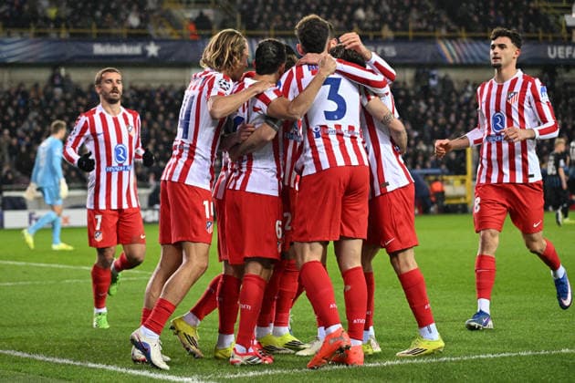 260218 Club Brugge vs Atletico Madrid Julian Alvarez (19) of Atletico celebrates with his teammates after scoring the 0-1 goal during the Uefa Champions League Knock Out play offs first leg in season 2025 - 2026 between Club Brugge KV and Atletico de Madrid on February 18 , 2026 in Brugge, Belgium. (Photo by David Catry Isosport) Brugge Belgium  Copyright: xDavidxCatryx 20260218DC2_2951