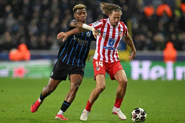 260218 Club Brugge vs Atletico Madrid Raphael Onyedika (15) of Club Brugge fighting for the ball with Marcos Llorente (14) of Atletico during the Uefa Champions League Knock Out play offs first leg in season 2025 - 2026 between Club Brugge KV and Atletico de Madrid on February 18 , 2026 in Brugge, Belgium. (Photo by David Catry Isosport) Brugge Belgium  Copyright: xDavidxCatryx 20260218DC2_4762