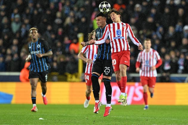 260218 Club Brugge vs Atletico Madrid Aleksandar Stankovic (25) of Club Brugge fighting for the ball with Giuliano Simeone (20) of Atletico during the Uefa Champions League Knock Out play offs first leg in season 2025 - 2026 between Club Brugge KV and Atletico de Madrid on February 18 , 2026 in Brugge, Belgium. (Photo by David Catry Isosport) Brugge Belgium  Copyright: xDavidxCatryx 20260218DC2_4789