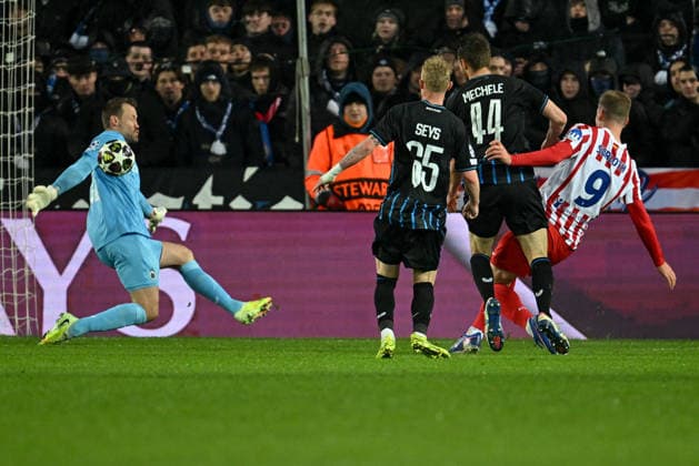 260218 Club Brugge vs Atletico Madrid goalkeeper Simon Mignolet (22) of Club Brugge saves an attempt on goal from Alexander Sorloth (9) of Atletico during the Uefa Champions League Knock Out play offs first leg in season 2025 - 2026 between Club Brugge KV and Atletico de Madrid on February 18 , 2026 in Brugge, Belgium. (Photo by David Catry Isosport) Brugge Belgium  Copyright: xDavidxCatryx 20260218DC2_4840
