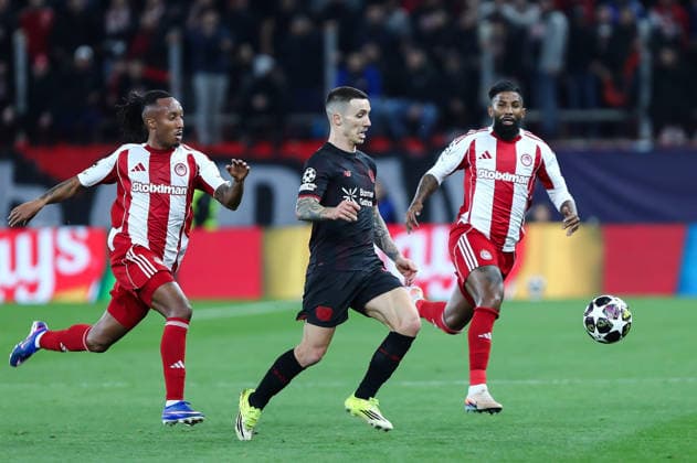 February 18, 2026, Piraeus, Piraeus, Greece: 20 ALEJANDRO GRIMALDO of Bayer Leverkusen competes with 10 GELSON MARTINS of Olympiacos during the UEFA Champions League, play-offs 1st leg game between Olympiacos and Bayer 04 Leverkusen at Georgios Karaiskakis Stadium on February 18, 2026, in Piraeus, Greece Piraeus Greece - ZUMAk160 20260218_zip_k160_006 Copyright: xStefanosxKyriazisx