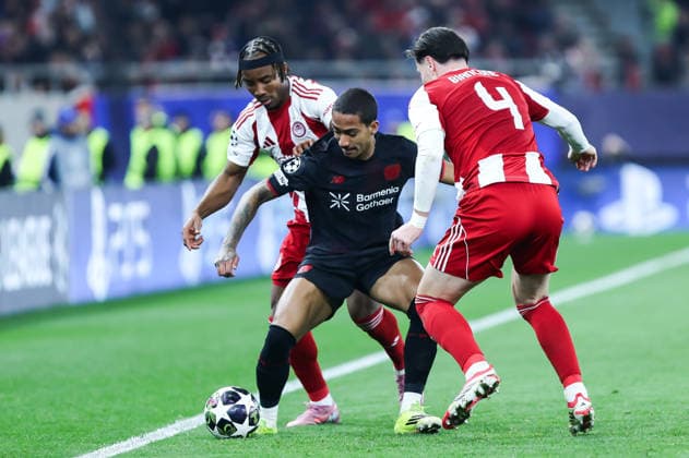 February 18, 2026, Piraeus, Piraeus, Greece: 13 ARTHUR of Bayer Leverkusen competes with 4 GIULIAN BIANCONE of Olympiacos during the UEFA Champions League, play-offs 1st leg game between Olympiacos and Bayer 04 Leverkusen at Georgios Karaiskakis Stadium on February 18, 2026, in Piraeus, Greece Piraeus Greece - ZUMAk160 20260218_zip_k160_007 Copyright: xStefanosxKyriazisx