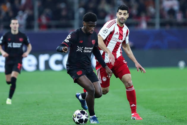 February 18, 2026, Piraeus, Piraeus, Greece: 19 ERNEST POKU of Bayer Leverkusen competes with 99 MEHDI TAREMI of Olympiacos during the UEFA Champions League, play-offs 1st leg game between Olympiacos and Bayer 04 Leverkusen at Georgios Karaiskakis Stadium on February 18, 2026, in Piraeus, Greece Piraeus Greece - ZUMAk160 20260218_zip_k160_008 Copyright: xStefanosxKyriazisx