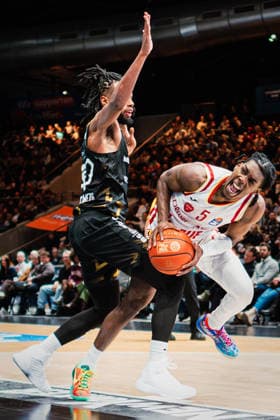 Easycredit BBL Basketball Braunschweig Löwen Fitness First Würzburger Baskets, 18 02 26 Marcus Carr Würzburg Baskets, 5 vs Chris Flanigan Basketball Löwen Braunschweig, 30 Easycredit BBL Basketball Braunschweig Löwen vs Fitness First Würzburger Baskets on 18 02 2026 at the Volkswagen Halle, Braunschweig Copyright: xBEAUTIFULxSPORTS Tonhäuserx