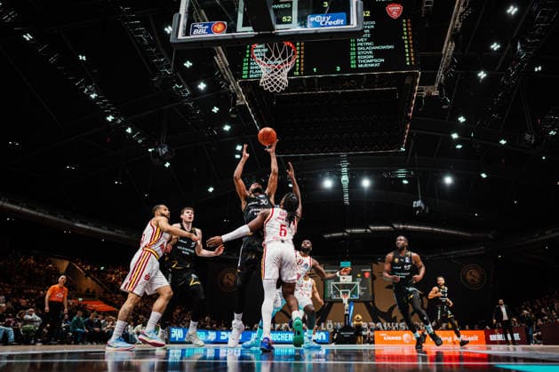 Easycredit BBL Basketball Braunschweig Löwen Fitness First Würzburger Baskets, 18 02 26 Chris Flanigan Basketball Löwen Braunschweig, 30 vs Marcus Carr Würzburg Baskets, 5 Easycredit BBL Basketball Braunschweig Löwen vs Fitness First Würzburger Baskets on 18 02 2026 at the Volkswagen Halle, Braunschweig Copyright: xBEAUTIFULxSPORTS Tonhäuserx