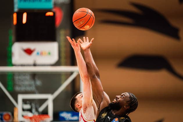 Easycredit BBL Basketball Braunschweig Löwen Fitness First Würzburger Baskets, 18 02 26 The Tip off, Christian Skladanowski Würzburg Baskets, 19 and Oladapo Shittu Basketball Löwen Braunschweig, 45 Easycredit BBL Basketball Braunschweig Löwen vs Fitness First Würzburger Baskets on 18 02 2026 in the Volkswagen Halle, Braunschweig Copyright: xBEAUTIFULxSPORTS Tonhäuserx