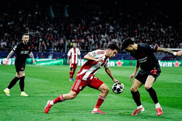 Olympiacos v Bayer Leverkusen - UEFA Champions League PIRAEUS, GREECE - FEBRUARY 18: Olympiacos player Sadiago Esse in action with Bayer Leverkusen player Exequiel Palacios during the UEFA Champions League match between Olympiacos Piraeus and Bayer Leverkusen for the 2025-26 season at Karaiskaki Stadium in Piraeus, Greece, on February 18, 2026. Andreas Papakonstantinou Anadolu Piraeus Greece. Editorial use only. Please get in touch for any other usage.  Copyright: x2026xAnadoluxAndreasxPapakonstantinoux