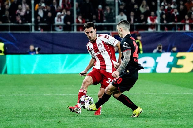 Olympiacos v Bayer Leverkusen - UEFA Champions League PIRAEUS, GREECE - FEBRUARY 18: Olympiacos player Sadiago Esse in action with Bayer Leverkusen player Alejandro Grimaldo during the UEFA Champions League match between Olympiacos Piraeus and Bayer Leverkusen for the 2025-26 season at Karaiskaki Stadium in Piraeus, Greece, on February 18, 2026. Andreas Papakonstantinou Anadolu Piraeus Greece. Editorial use only. Please get in touch for any other usage.  Copyright: x2026xAnadoluxAndreasxPapakonstantinoux