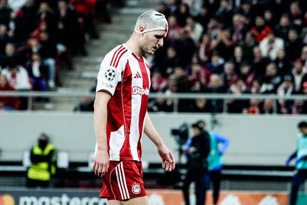 Olympiacos v Bayer Leverkusen - UEFA Champions League PIRAEUS, GREECE - FEBRUARY 18: Olympiacos player Lorenzo Pirola receives medical attention after suffering a head injury during the UEFA Champions League match between Olympiacos Piraeus and Bayer Leverkusen for the 2025-26 season at Karaiskaki Stadium in Piraeus, Greece, on February 18, 2026. Andreas Papakonstantinou Anadolu Piraeus Greece. Editorial use only. Please get in touch for any other usage.  Copyright: x2026xAnadoluxAndreasxPapakonstantinoux