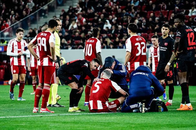 Olympiacos v Bayer Leverkusen - UEFA Champions League PIRAEUS, GREECE - FEBRUARY 18: Olympiacos player Lorenzo Pirola receives medical attention after suffering a head injury during the UEFA Champions League match between Olympiacos Piraeus and Bayer Leverkusen for the 2025-26 season at Karaiskaki Stadium in Piraeus, Greece, on February 18, 2026. Andreas Papakonstantinou Anadolu Piraeus Greece. Editorial use only. Please get in touch for any other usage.  Copyright: x2026xAnadoluxAndreasxPapakonstantinoux