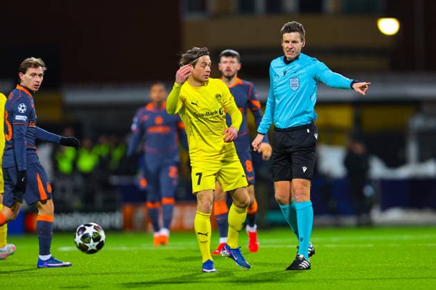 Football, Champions League 2025 2026 Bodo Glimt Inter Bodo 20260218 Bodo Glimt s Patrick Berg and referee Daniel Siebert in the Champions League football match between Bodo Glimt and Inter at Aspmyra stadium Photo Thomas Andersen NTB Bodo Norway EDITORIAL USE ONLY RESTRICTED USE FOR BETTING COMPANIES  Copyright: xThomasxAndersenx xNTBx