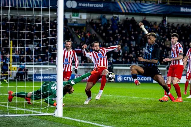 Atletico de Madrid goalkeeper Jan Oblak, Club Brugge midfielder Raphael Onyedika, during the match Club Brugge KV vs Atletico de Madrid at the Jan Breydelstadion for the Champions League KO play offs 1st leg season 2025 2026 in BRUGGE, Belgium on 18 february 2026 Photo by Stefan Koops EYE4IMAGES DeFodi Images