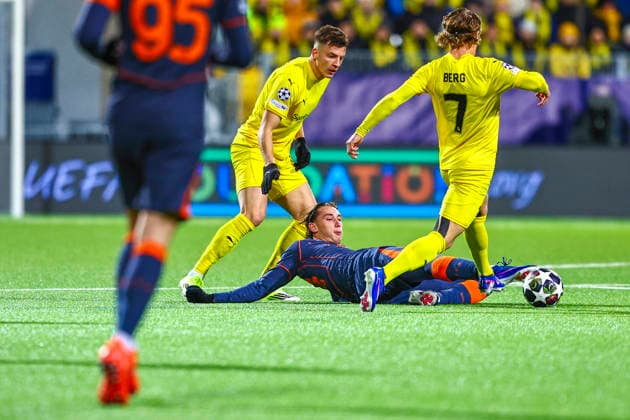 Football, Champions League 2025 2026 Bodo Glimt Inter Bodo 20260218 Bodo Glimts Jostein Gundersen and Patrick Berg and Inters Francesco Pio Esposito during the Champions League football match between Bodo Glimt and Inter at Aspmyra Stadium Photo Mats Torbergsen NTB undefined Bodo Norway EDITORIAL USE ONLY RESTRICTED USE FOR BETTING COMPANIES  Copyright: xMatsxTorbergsenx xNTBx