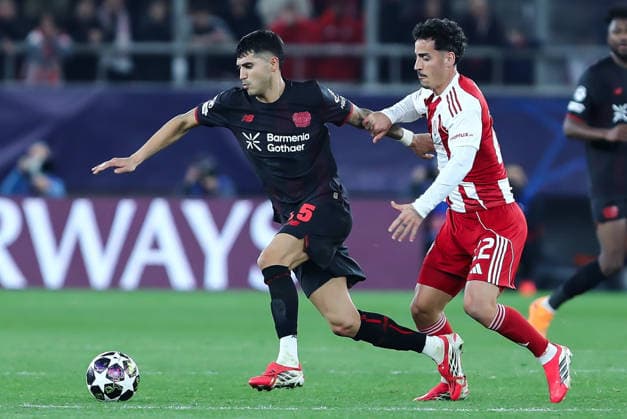 25 Exequiel Palacios of Bayer Leverkusen competes with 22 Chiquinho of Olympiacos during the UEFA Champions League, play-offs 1st leg game between Olympiacos and Bayer 04 Leverkusen at Georgios Karaiskakis Stadium on February 18, 2026, in Piraeus, Greece.  Copyright: xStefanosxKyriazis IPAxSportx xipa-agency.netx xx IPA_71711872 IPA_Agency_IPA71711872