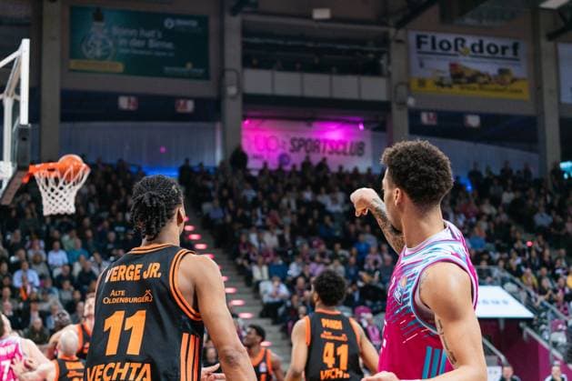 Game action with Alijah Comithier 2, Telekom Baskets Bonn , Alonzo Verge Jr 11 Rasta Vechta and Lloyd Pandi 41 Rasta Vechta in the game between Telekom Baskets Bonn and RASTA Vechta on matchday 21 of the EasyCredit BBL in Bonn Game action with Alijah Comithier 2, Telekom Baskets Bonn and Alonzo Verge Jr 11 Rasta Vechta Copyright: xFeyzullahxGökalp feyzofsportsx