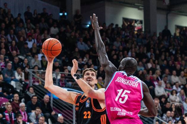 Game action with Tibor Pleiss 22 Rasta Vechta and Kur Jongkuch 15, Telekom Baskets Bonn in the game between Telekom Baskets Bonn and RASTA Vechta on matchday 21 of the EasyCredit BBL in Bonn Game action with Tibor Pleiss 22 Rasta Vechta and Kur Jongkuch 15, Telekom Baskets Bonn Copyright: xFeyzullahxGökalp feyzofsportsx