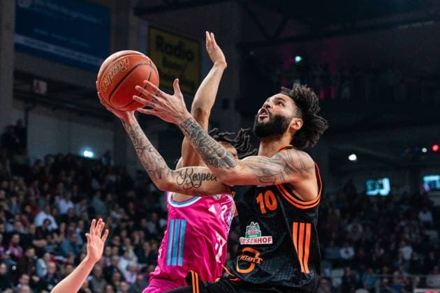 Game action with Tevin Brown 10, Rasta Vechta and Alijah Comithier 2, Telekom Baskets Bonn in a close duel in the game between Telekom Baskets Bonn and RASTA Vechta on Matchday 21 of the EasyCredit BBL in Bonn Game action with Tevin Brown 10, Rasta Vechta Copyright: xFeyzullahxGökalp feyzofsportsx