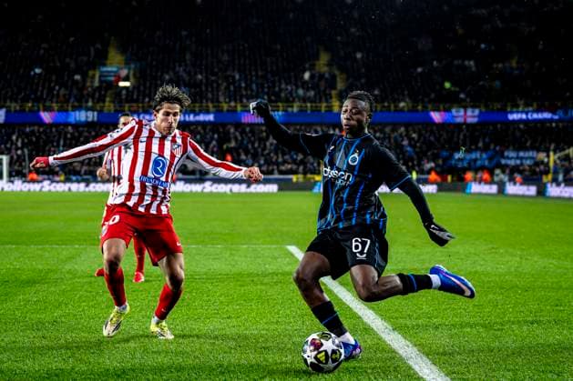 Atletico de Madrid forwarder Giuliano Simeone, Club Brugge forwarder Mamadou Diakhon, during the match Club Brugge KV vs Atletico de Madrid at the Jan Breydelstadion for the Champions League KO play offs 1st leg season 2025 2026 in BRUGGE, Belgium on 18 february 2026 Photo by Stefan Koops EYE4IMAGES DeFodi Images