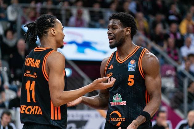 Scene with TJ Bamba 5 Rasta Vechta and Alonzo Verge Jr 11 Rasta Vechta in black jerseys in the game between Telekom Baskets Bonn and RASTA Vechta on matchday 21 of the EasyCredit BBL in Bonn Scene with TJ Bamba 5 Rasta Vechta and Alonzo Verge Jr 11 Rasta Vechta Copyright: xFeyzullahxGökalp feyzofsportsx