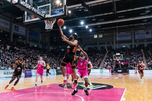Game action with Lloyd Pandi 41, Rasta Vechta , TJ Bamba 5 Rasta Vechta at the basket in the game between Telekom Baskets Bonn and RASTA Vechta on matchday 21 of the EasyCredit BBL in Bonn Game action with Lloyd Pandi 41, Rasta Vechta Copyright: xFeyzullahxGökalp feyzofsportsx