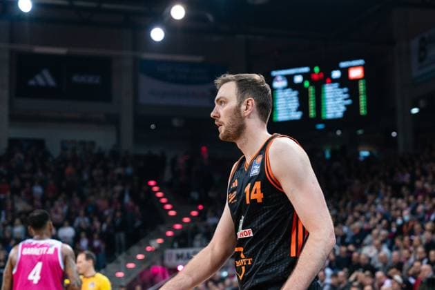 Scene with Philipp Herkenhoff 14 Rasta Vechta and Jeff Garrett Jr 4 Telekom Baskets Bonn in the game between Telekom Baskets Bonn and RASTA Vechta on matchday 21 of the EasyCredit BBL in Bonn Scene with Philipp Herkenhoff 14 Rasta Vechta and Jeff Garrett Jr 4 Telekom Baskets Bonn Copyright: xFeyzullahxGökalp feyzofsportsx