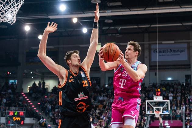 Game action with Patrick Heckmann 33 Telekom Baskets Bonn and Tibor Pleiss 22 Rasta Vechta in the game between Telekom Baskets Bonn and RASTA Vechta on matchday 21 of the EasyCredit BBL in Bonn Patrick Heckmann 33 Telekom Baskets Bonn with throw against Tibor Pleiss 22 Rasta Vechta Copyright: xFeyzullahxGökalp feyzofsportsx