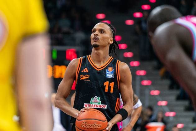Game action with Alonzo Verge Jr 11 Rasta Vechta in black jersey with ball in hands in the game between Telekom Baskets Bonn and RASTA Vechta on matchday 21 of the EasyCredit BBL in Bonn Alonzo Verge Jr 11 Rasta Vechta in action Copyright: xFeyzullahxGökalp feyzofsportsx