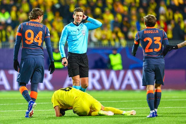 Football, Champions League 2025 2026 Bodo Glimt Inter 3 1 Bodo 20260218 Head referee Daniel Siebert while Bodo Glimts Jostein Gundersen is down during the Champions League football match between Bodo Glimt and Inter at Aspmyra Stadium Photo Mats Torbergsen NTB Bodo Norway EDITORIAL USE ONLY RESTRICTED USE FOR BETTING COMPANIES  Copyright: xMatsxTorbergsenx xNTBx
