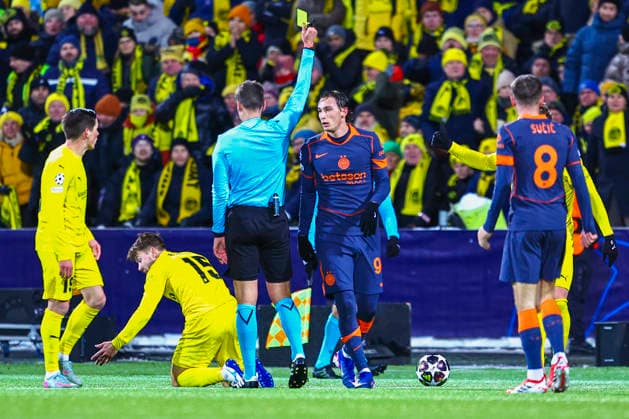 Football, Champions League 2025 2026 Bodo Glimt Inter Bodo 20260218 Referee Daniel Siebert gives a yellow card to Francesco Pio Esposito during the Champions League football match between Bodo Glimt and Inter at Aspmyra Stadium Photo Mats Torbergsen NTB Bodo Norway EDITORIAL USE ONLY RESTRICTED USE FOR BETTING COMPANIES  Copyright: xMatsxTorbergsenx xNTBx