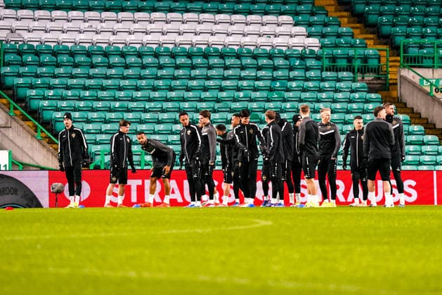 Glasgow, Scotland, Europe, Celtic Park, UEFA Europa League, final training session, team training, group of players, warm-up exercises, black tracksuits, pitch, pitch, floodlights, green and white stands, STRAUSS advertising banner, match preparation, team, VfB Stuttgart professional soccer, international club competitions, sports facility, training session before kick-off Copyright: xJOERANxSTEINSIEKx