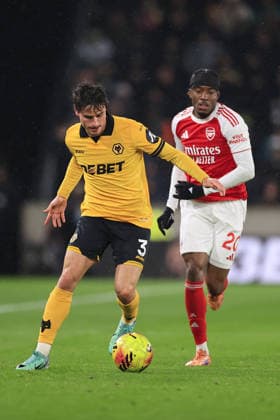 Fußball Premier League Wolverhampton Wanderers gegen Arsenal 18. Februar 2026 Premier League Wolverhampton Wanderers gegen Arsenal Hugo Bueno von Wolverhampton Wanderers kämpft mit Noni Madueke von Arsenal Foto Simon Stacpoole Abseits Wolverhampton UK  Copyright: xSimonxStacpoolexOffside