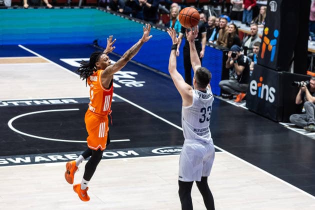 GER, easy Credit Basketball Bundesliga, Niners Chemnitz MLP Academics Heidelberg 18 02 2026, Messe, Chemnitz, GER, easy Credit Basketball Bundesliga, Niners Chemnitz MLP Academics Heidelberg Ryan Mikesell MLP Academics Heidelberg 33 , Nike Sibande Niners Chemnitz, 2 Foto Alexander Trienitz Chemnitz Messe Sachsen Germany