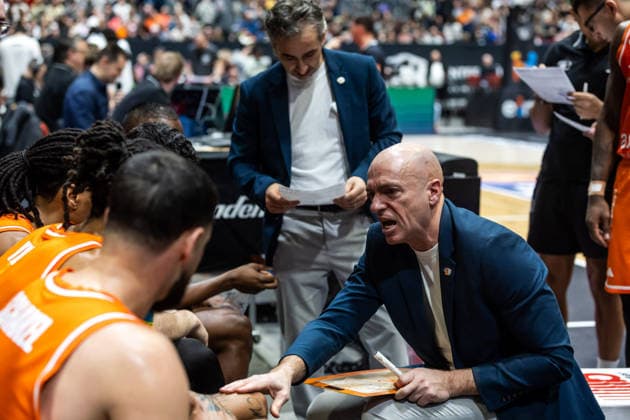 GER, easy Credit Basketball Bundesliga, Niners Chemnitz MLP Academics Heidelberg 18 02 2026, Messe, Chemnitz, GER, easy Credit Basketball Bundesliga, Niners Chemnitz MLP Academics Heidelberg Rodrigo Pastore Head Coach , Niners Chemnitz talks to his players Photo Alexander Trienitz Chemnitz Messe Sachsen Germany