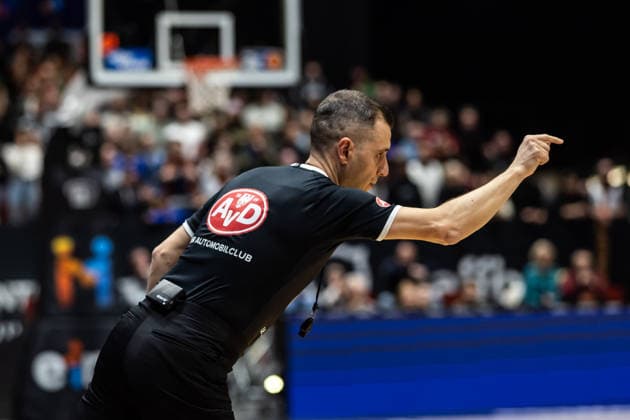 GER, easy Credit Basketball Bundesliga, Niners Chemnitz MLP Academics Heidelberg 18 02 2026, Messe, Chemnitz, GER, easy Credit Basketball Bundesliga, Niners Chemnitz MLP Academics Heidelberg Gentian Cici, referee gives hand signal Photo Alexander Trienitz Chemnitz Messe Sachsen Germany