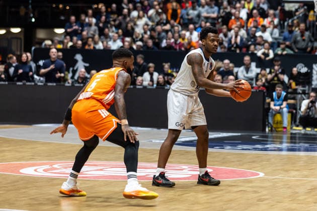 GER, easy Credit Basketball Bundesliga, Niners Chemnitz MLP Academics Heidelberg 18 02 2026, Messe, Chemnitz, GER, easy Credit Basketball Bundesliga, Niners Chemnitz MLP Academics Heidelberg Damariae Horne MLP Academics Heidelberg 0 , Corey Davis Jr Niners Chemnitz, 5 Foto Alexander Trienitz Chemnitz Messe Sachsen Germany