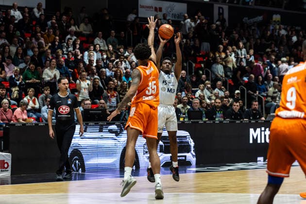 GER, easy Credit Basketball Bundesliga, Niners Chemnitz MLP Academics Heidelberg 18 02 2026, Messe, Chemnitz, GER, easy Credit Basketball Bundesliga, Niners Chemnitz MLP Academics Heidelberg Paul Zipser MLP Academics Heidelberg 9 , Roman Bedime Niners Chemnitz, 35 Foto Alexander Trienitz Chemnitz Messe Sachsen Germany