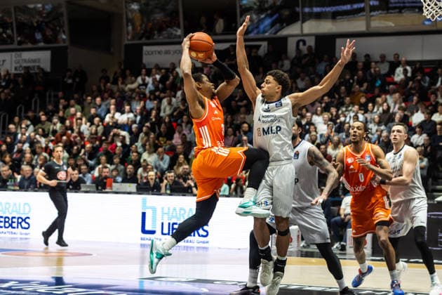GER, easy Credit Basketball Bundesliga, Niners Chemnitz MLP Academics Heidelberg 18 02 2026, Messe, Chemnitz, GER, easy Credit Basketball Bundesliga, Niners Chemnitz MLP Academics Heidelberg Eric Washington Niners Chemnitz, 33 , Kevin McClain MLP Academics Heidelberg 3 Foto Alexander Trienitz Chemnitz Messe Sachsen Germany