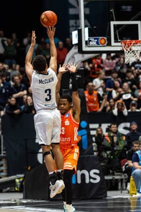 GER, easy Credit Basketball Bundesliga, Niners Chemnitz MLP Academics Heidelberg 18 02 2026, Messe, Chemnitz, GER, easy Credit Basketball Bundesliga, Niners Chemnitz MLP Academics Heidelberg Kevin McClain MLP Academics Heidelberg 3 , Eric Washington Niners Chemnitz, 33 Foto Alexander Trienitz Chemnitz Messe Sachsen Germany