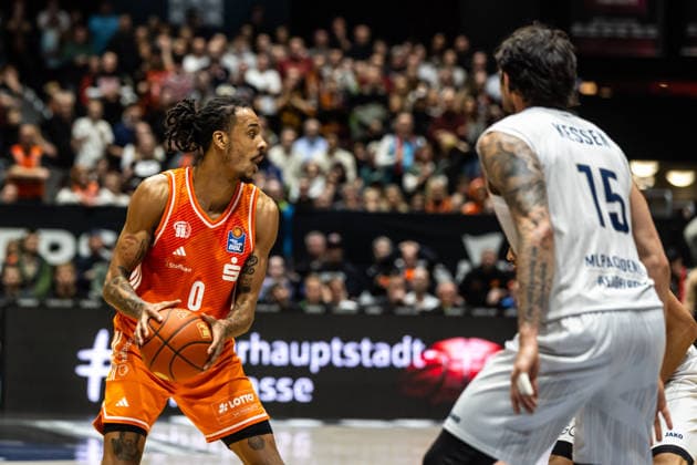 GER, easy Credit Basketball Bundesliga, Niners Chemnitz MLP Academics Heidelberg 18 02 2026, Messe, Chemnitz, GER, easy Credit Basketball Bundesliga, Niners Chemnitz MLP Academics Heidelberg Kevin Yebo Niners Chemnitz, 0 , Marcel Keßen MLP Academics Heidelberg 15 Foto Alexander Trienitz Chemnitz Messe Sachsen Germany