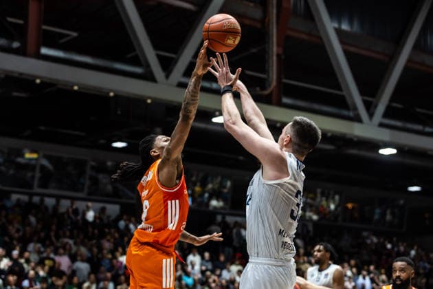 GER, easy Credit Basketball Bundesliga, Niners Chemnitz MLP Academics Heidelberg 18 02 2026, Messe, Chemnitz, GER, easy Credit Basketball Bundesliga, Niners Chemnitz MLP Academics Heidelberg Ryan Mikesell MLP Academics Heidelberg 33 , Nike Sibande Niners Chemnitz, 2 Foto Alexander Trienitz Chemnitz Messe Sachsen Germany