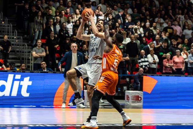 GER, easy Credit Basketball Bundesliga, Niners Chemnitz MLP Academics Heidelberg 18 02 2026, Messe, Chemnitz, GER, easy Credit Basketball Bundesliga, Niners Chemnitz MLP Academics Heidelberg Mateo Seric MLP Academics Heidelberg 21 , Corey Davis Jr Niners Chemnitz, 5 Foto Alexander Trienitz Chemnitz Messe Sachsen Germany