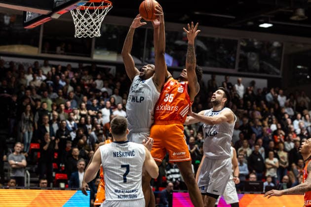 GER, easy Credit Basketball Bundesliga, Niners Chemnitz MLP Academics Heidelberg 18 02 2026, Messe, Chemnitz, GER, easy Credit Basketball Bundesliga, Niners Chemnitz MLP Academics Heidelberg Osun Osunniyi MLP Academics Heidelberg 12 , Roman Bedime Niners Chemnitz, 35 Foto Alexander Trienitz Chemnitz Messe Sachsen Germany