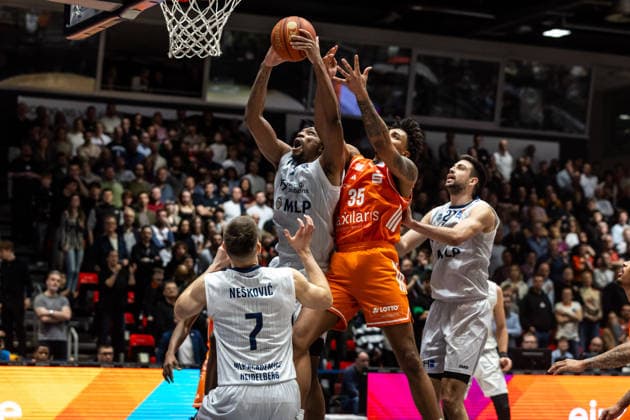 GER, easy Credit Basketball Bundesliga, Niners Chemnitz MLP Academics Heidelberg 18 02 2026, Messe, Chemnitz, GER, easy Credit Basketball Bundesliga, Niners Chemnitz MLP Academics Heidelberg Osun Osunniyi MLP Academics Heidelberg 12 , Roman Bedime Niners Chemnitz, 35 Foto Alexander Trienitz Chemnitz Messe Sachsen Germany