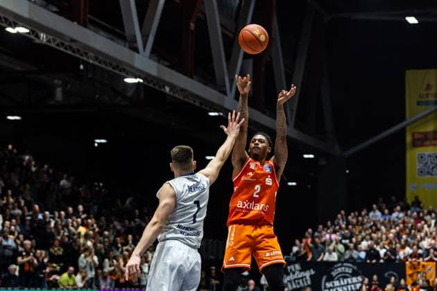 GER, easy Credit Basketball Bundesliga, Niners Chemnitz MLP Academics Heidelberg 18 02 2026, Messe, Chemnitz, GER, easy Credit Basketball Bundesliga, Niners Chemnitz MLP Academics Heidelberg Nike Sibande Niners Chemnitz, 2 , Dusan Neskovic MLP Academics Heidelberg 7 Foto Alexander Trienitz Chemnitz Messe Sachsen Germany