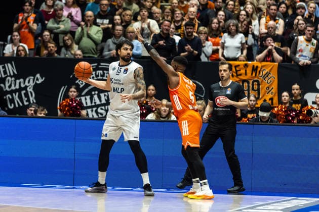 GER, easy Credit Basketball Bundesliga, Niners Chemnitz MLP Academics Heidelberg 18 02 2026, Messe, Chemnitz, GER, easy Credit Basketball Bundesliga, Niners Chemnitz MLP Academics Heidelberg Marcel Keßen MLP Academics Heidelberg 15 , Corey Davis Jr Niners Chemnitz, 5 Foto Alexander Trienitz Chemnitz Messe Sachsen Germany