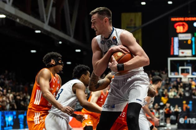 GER, easy Credit Basketball Bundesliga, Niners Chemnitz MLP Academics Heidelberg 18 02 2026, Messe, Chemnitz, GER, easy Credit Basketball Bundesliga, Niners Chemnitz MLP Academics Heidelberg Ryan Mikesell MLP Academics Heidelberg 33 secures the ball Photo Alexander Trienitz Chemnitz Messe Sachsen Germany